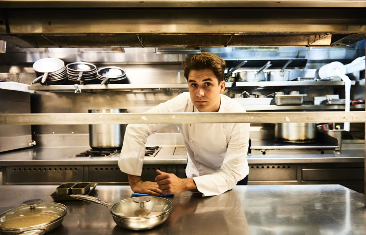 Dans la cuisine de Kitchen Galerie Bis, le chef Martin Maumet.