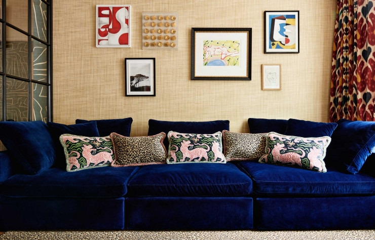 Dans le salon, canapé en velours marine (Sofa.com), coussins (Clarence House) et et tapis imprimé léopard (Tim Page Carpets).