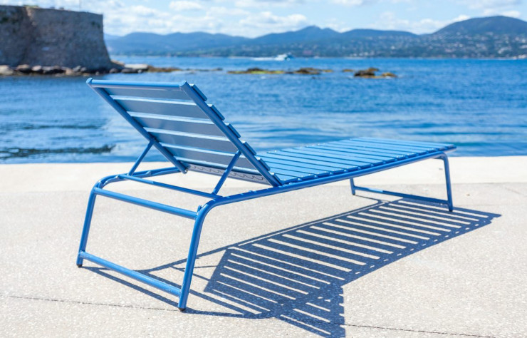 French Riviera imite le bleu azur de la Méditerranée.