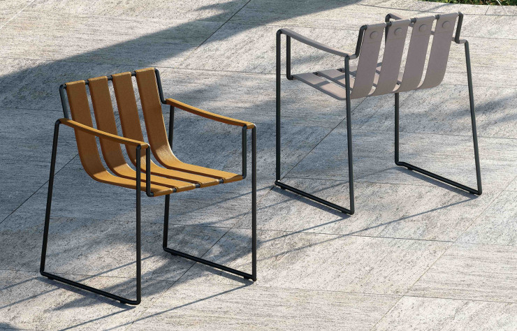 … Et Strappy 55, un fauteuil qui propose lui aussi un cadre très fin, donnant l’illusion d’offrir pour l’assise des bandes souples de tissu ou de cuir. L’art de tromper son monde !