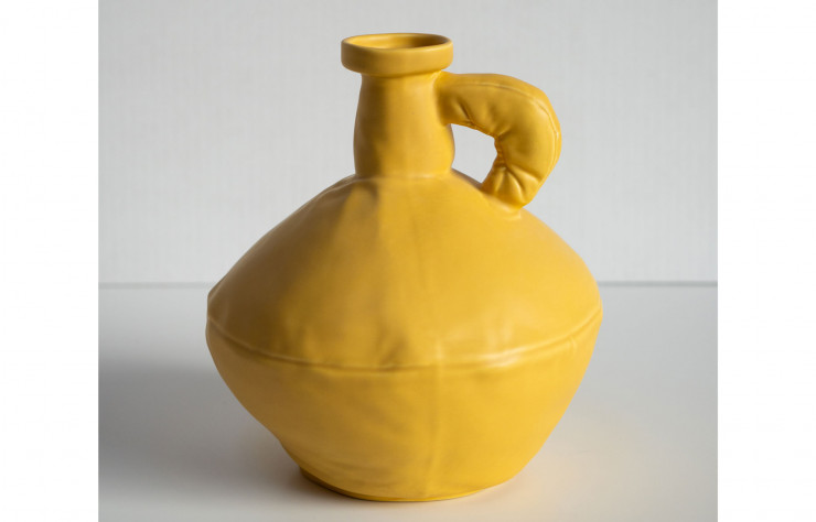 Vase Soft Vessel de Kiki, issue de la série « Soft Ceramics ».