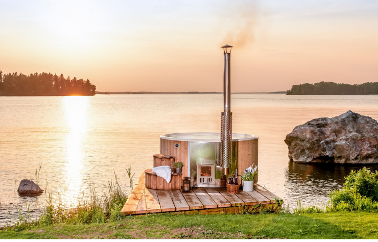 Ce bain nordique Rojal 190 pour 5 à 7 personnes s’utilise en toute saison grâce à son poêle à bois intégré, 4 290 € (Skargards).