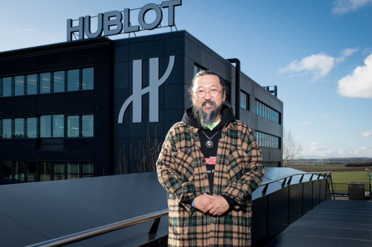 Takashi Murakami visitant la manufacture Hublot en Suisse.