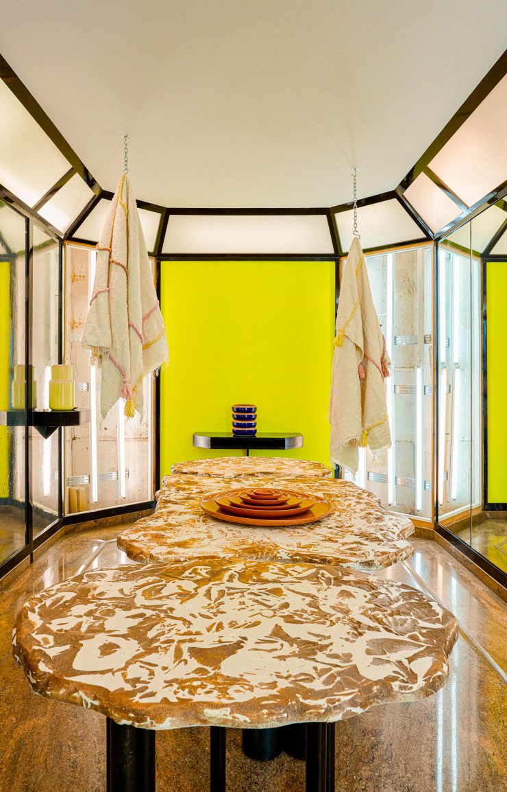 La « Disco room », une pièce conçue pour vivre les objets de Trame Paris sur une table de Sophie Dries.