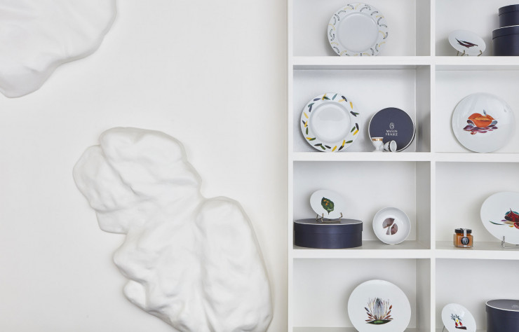Un décor lunaire pour mettre en valeur la porcelaine de Limoges de Maison Fragile.