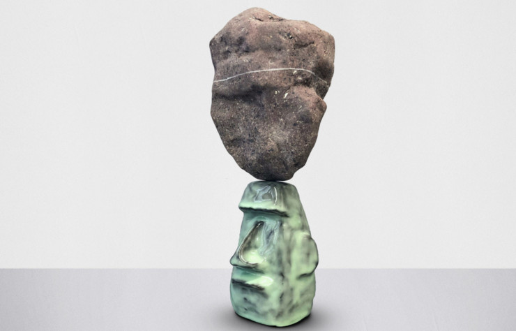 JONATHAN BRECHIGNAC, Statuette stone balancing, 2021, 28 x 11.5 x 6 cm. Argile, résine, pigments, acrylique.