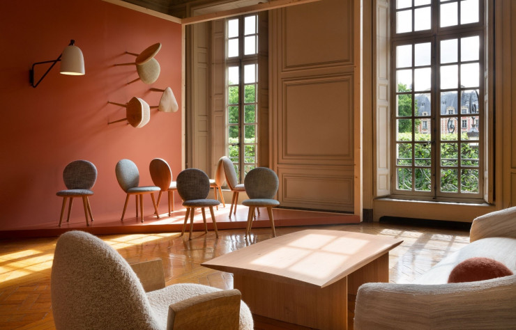 Les chaises « Clam » exposées dans un hôtel particulier parisien en attendant l’ouverture du showroom de Pierre Yovanovitch.