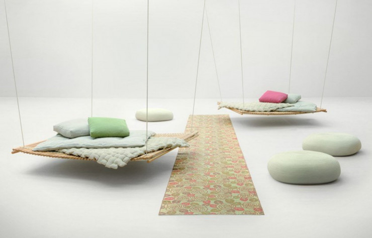 Entre le tapis et le hamac, plateforme suspendue « Shibui », conçue par Francesco Rota pour Paola Lenti.