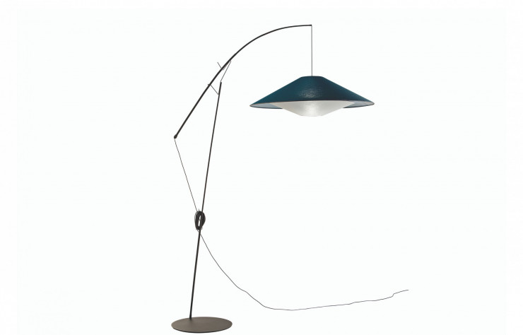 Le lampadaire Pekin Outdoor, accroché à un pied en fibre de verre et en métal, souple comme une canne à pêche, illumine l’ensemble.