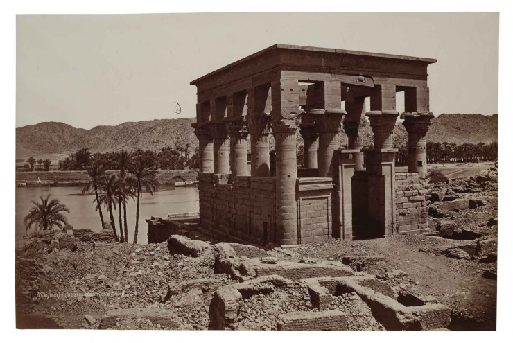 Ile de Philae, Temple d’Hypaetrale. Philae (Egypte), vers 1875. Tirage sur papier albuminé. © MAD, Paris / Christophe Dellière