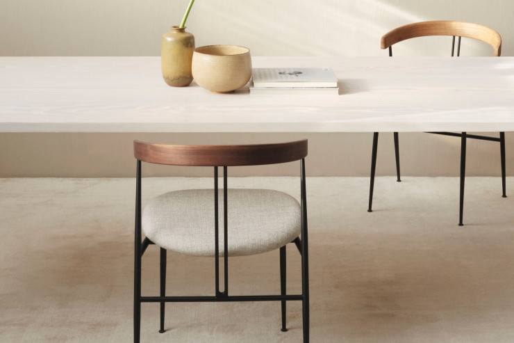 La chaise Violin constitue une nouvelle typologie pour la collection GUBI : une chaise de salle à manger qui reflète le savoir-faire, la créativité et la compréhension des matériaux du duo GamFratesi.