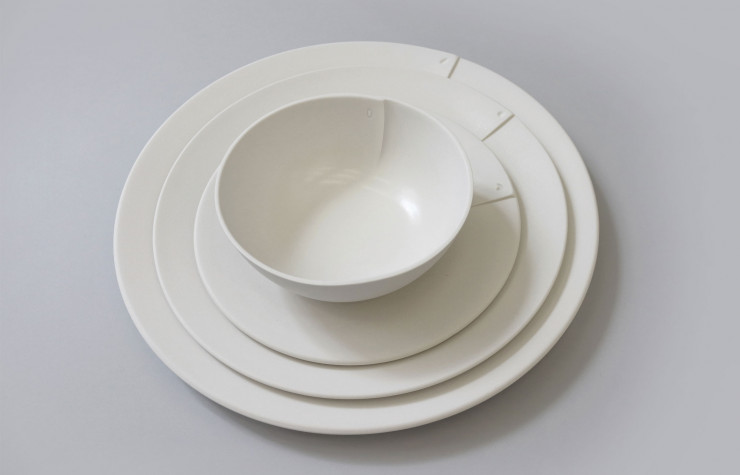 Fabriquée par la manufacture de Jars (Drôme), la vaisselle dessinée par Elise Fouin présente une empreinte de graine.