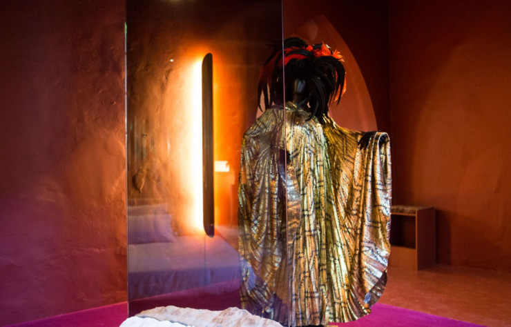 Une façon de faire rentrer le visiteur dans l’intérieur fantasmé d’un collectionneur, « grand amateur de mode, de design et d’art ».