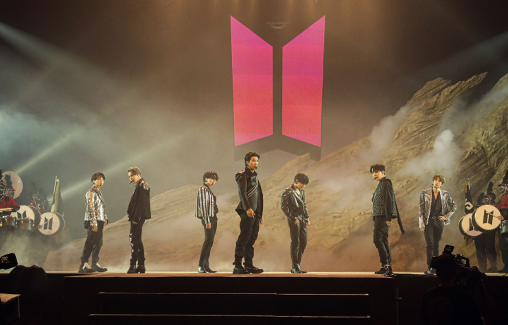 Scène du concert virtuelle de BTS, les princes de la K-Pop.