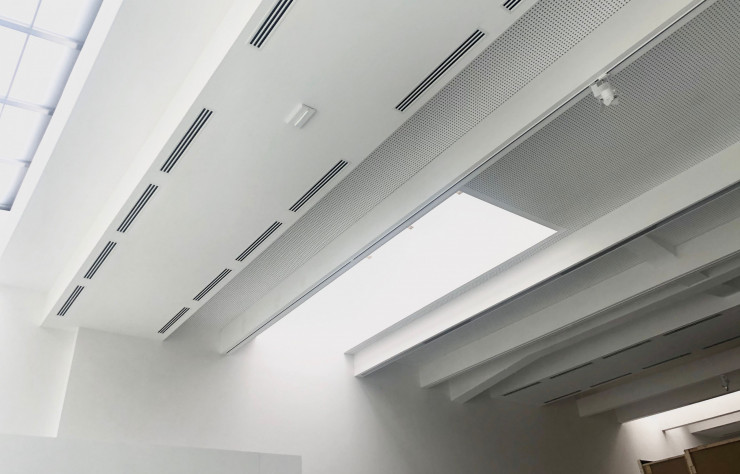 Le plafond du FRAC comprend les rails de spot, la climatisation/ventilation et les rames pour l’éclairage.