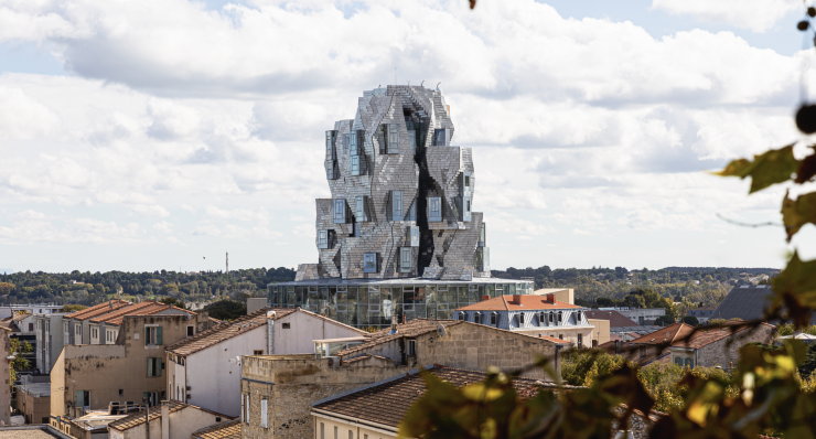 La Fondation Luma, qui croit « aux relations directes entre l’art, la culture, les droits humains, les questions liées à l’environnement, l’éducation et la recherche », donne corps à sa raison d’être philanthropique à travers le projet Luma Arles et sa tour signée Frank Gehry.