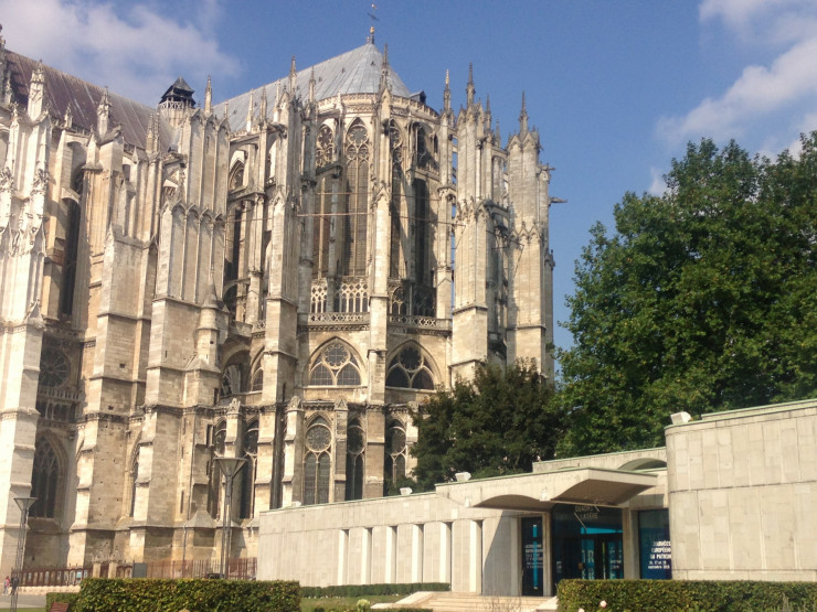Au pied de la cathédrale de Beauvais, l’ancienne Galerie nationale de la tapisserie abrite désormais Le Quadrilatère. Destiné à la création contemporaine, le centre d’art accueille la première rétrospective de l’artiste mexicain Santiago Borja.