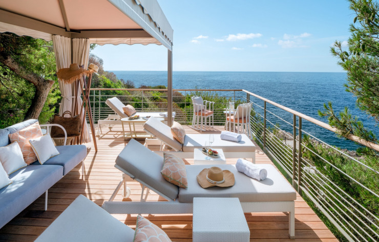 Les « cabanas » sont de nouveaux espaces privés pour profiter de l’extérieur en toute tranquillité avec la mer pour horizon. ( Grand-Hôtel du Cap-Ferrat )