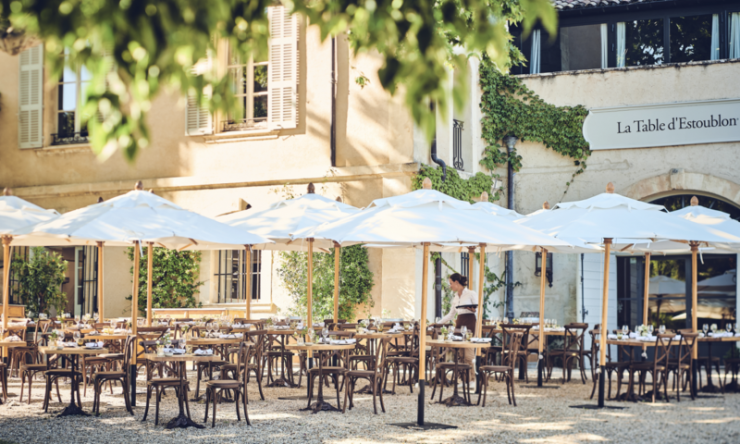 Sur le parvis du Château et sa roseraie, le nouveau restaurant célèbre plus que jamais les noces du Beau et du Bon, dans le décor comme dans la cuisine raffinée du nouveau chef, Wim Van Gorp.