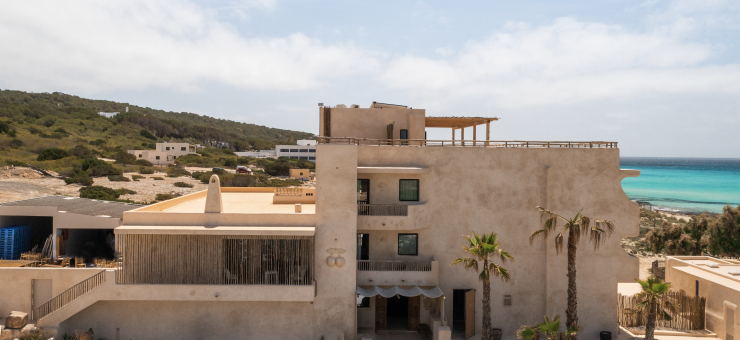 Le pacha se fond parfaitement au paysage, les chambres ont été conçu par le Patricia Galdón Studio. (Formentera, Îles Baléares, Espagne)