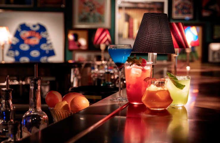 Des cocktails colorés sont proposés à la carte.