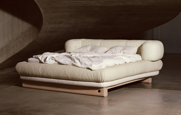 Pour compléter la collection et célébrer les valeurs partagées par les deux marques, Toogood a conçu un lit équipé du système de couchage BIRKENSTOCK.