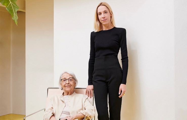 L’artiste Odile Mir, 94 ans, chez elle, dans la maison qu’elle a bâtie près de Toulouse, et sa petite-fille, l’architecte d’intérieur Léonie Alma Mason.