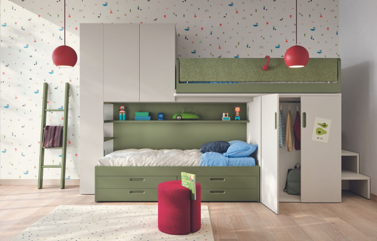 La combinaison du lit coulissant Slide avec, en quinconce, le lit bas sur roulettes Ergo avec tiroirs et de l’armoire Nit offre un aménagement hyper astucieux.