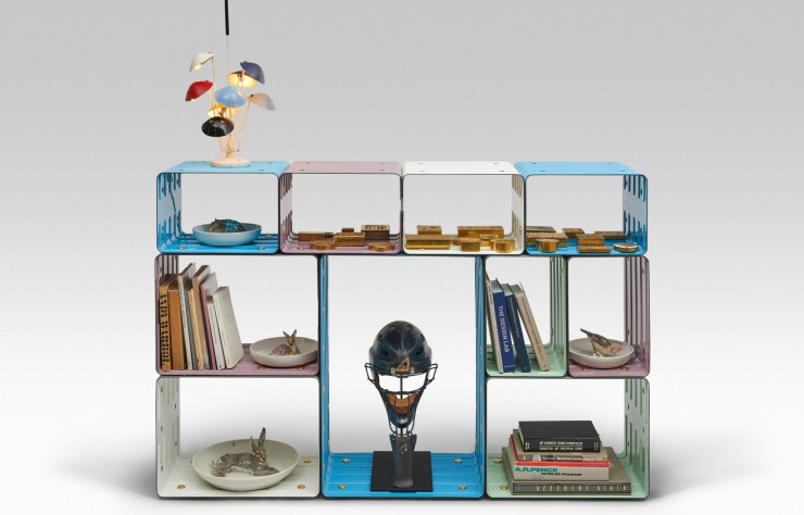 Bibliothèque du créateur australien Marc Newson lors de son exposition à la Galerie Kreo à Paris.