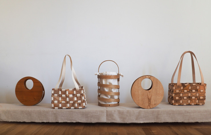 Après les objets pour la maison, Oros a également créé des sacs à main en bois.