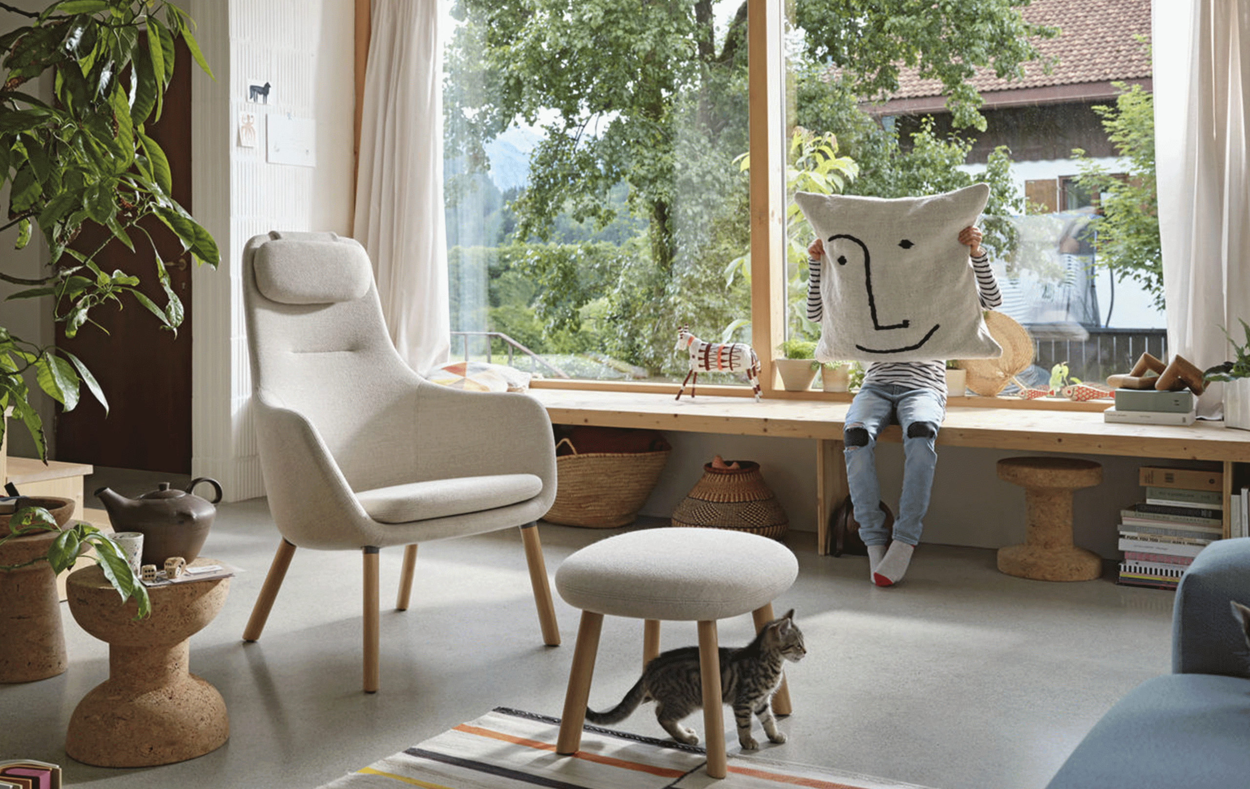 Vitra inscrit son mobilier dans la durabilité et la résistance, comme avec ce fauteuil HAL lounge Chair & Ottoman au design intemporel.