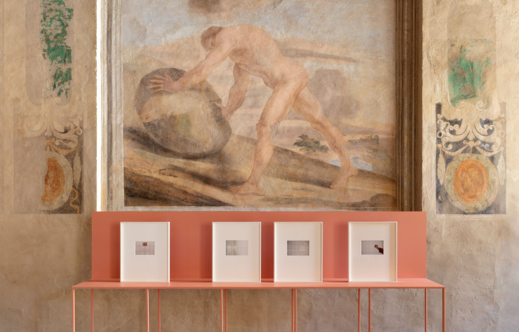 Plusieurs photos de Luigi Ghirri prises lors de l’exposition au Palazzo Ducale, à Sassuolo, en Italie © HÉCTOR CHICO et ANDREA ROSSETTI