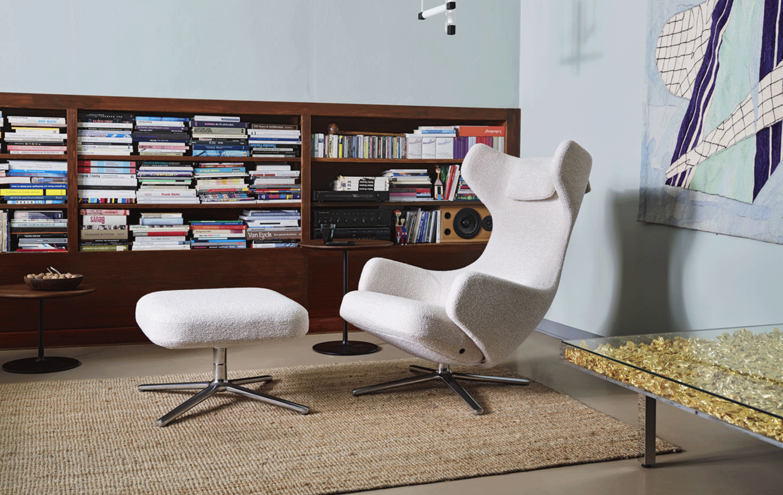 Le fauteuil Grand Repos & Ottoman, l’éloge au confort qui occupe l’espace de chez Barbara Happe et Martin Fischer.
