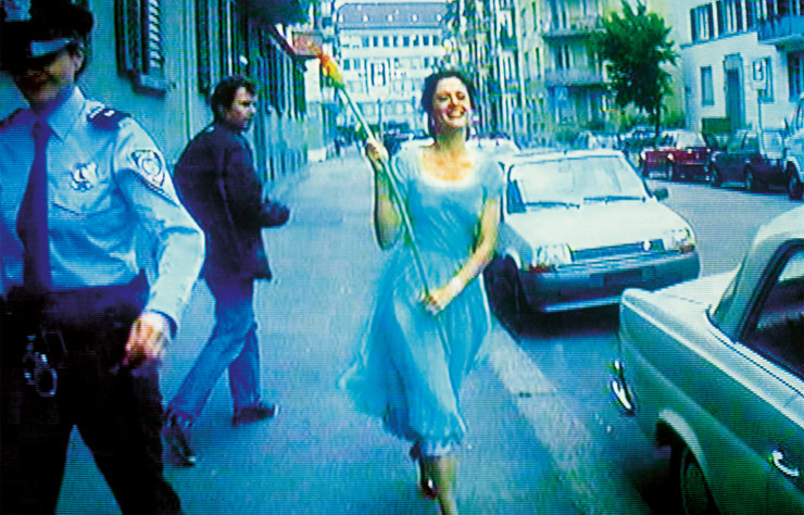 Image extraite de la vidéo Ever Is Over All (1997),entre destruction et catharsis.