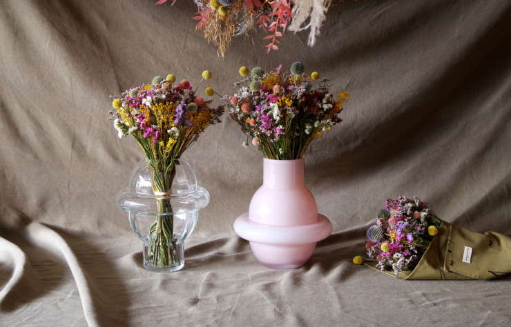 Ces deux vases sont disponibles assortis de bouquets de fleurs imaginés par Rosa Cadaqués à l’occasion des fêtes.