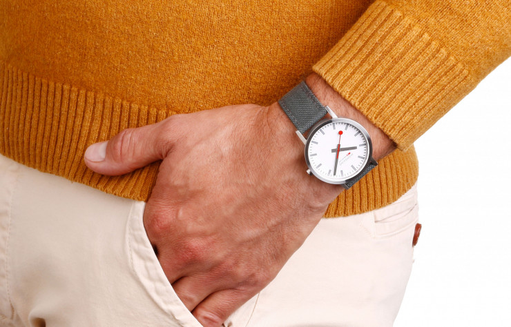 De forme ronde et épurée, la montre Mondaine est l’élégance incarnée.