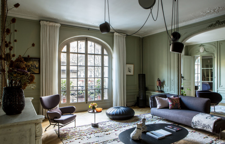 Dans le grand salon, face au sofa Tender, de Patricia Urquiola (Moroso), fauteuil Tre Pezzi, design Franco Albiniet Franca Helg (Cassina).