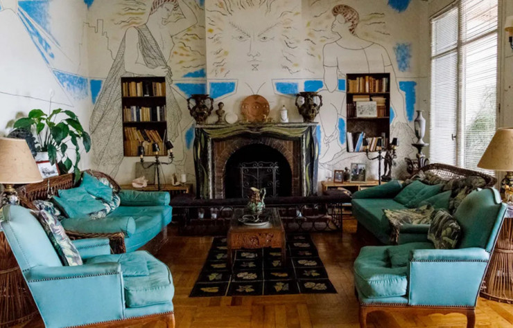 Le salon de la villa Santo Sospir, avec Apollon et ses prêtes du soleil par Jean Cocteau.