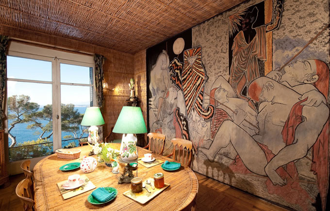 Dans la salle à manger, la tapisserie représentant Judith et Holopherne commandée par Jean Cocteau.