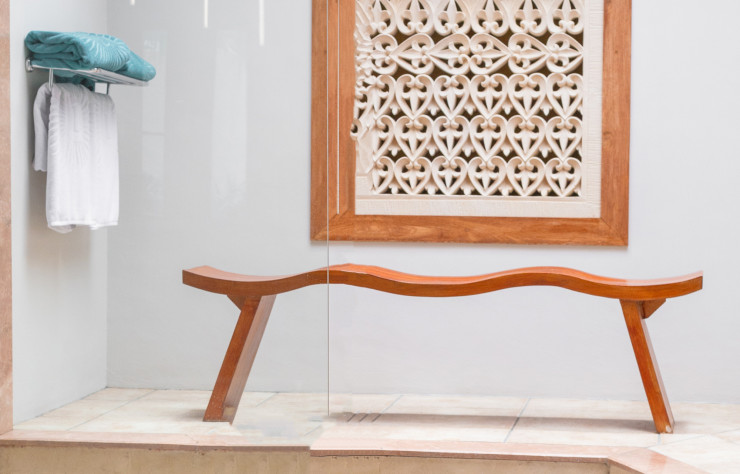 Effets moucharabieh et meubles design habillent les salles de bains.