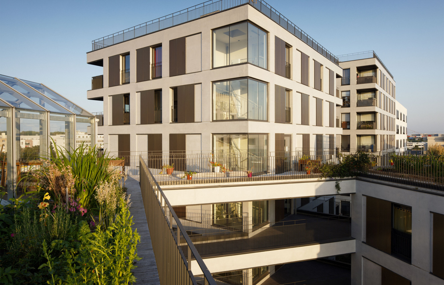 À Chevilly-Larue (94), ces logements offrent différents types d’espace libre : terrasses plantées, jardins en pleine terre, toitures...