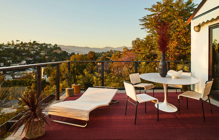 La terrasse donne sur les hauteurs du quartier de Silver Lake, à Los Angeles.