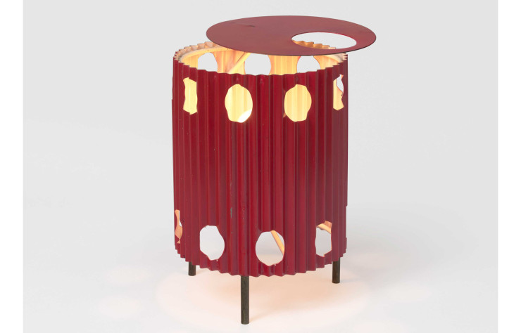 Lampe Java rouge par Mathieu Matégot, représenté par la Galerie Matthieu Richard