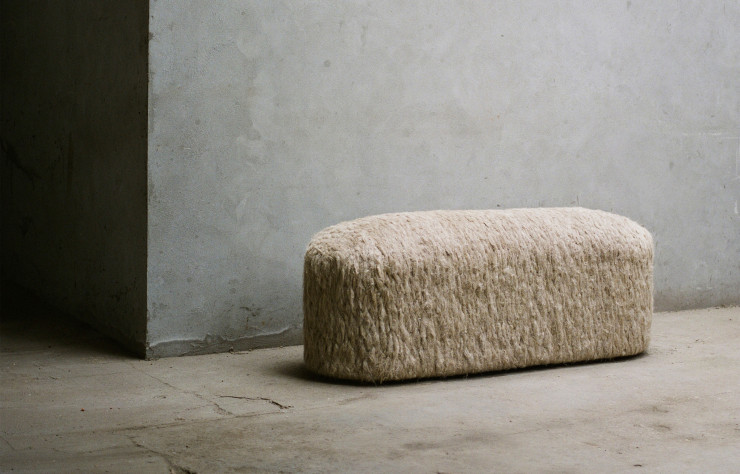 La panca L'Écoucheur, di Pauline Esparon, è realizzata in stoppa di lino coltivata in Normandia.