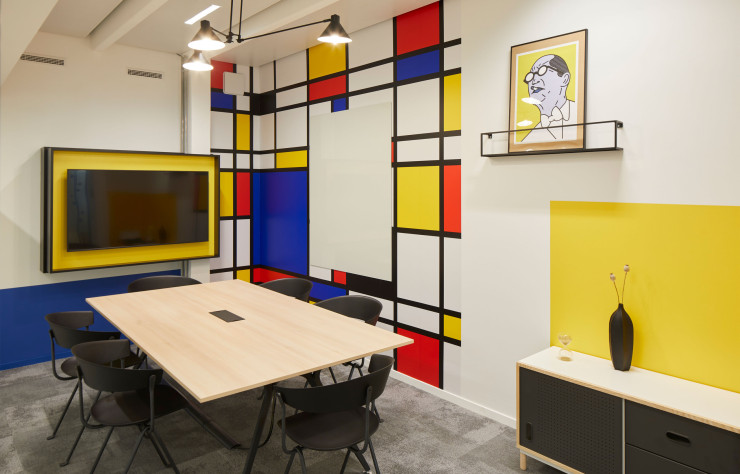 Dans les étages, une salle de réunion se place sous le patronage de Mondrian.