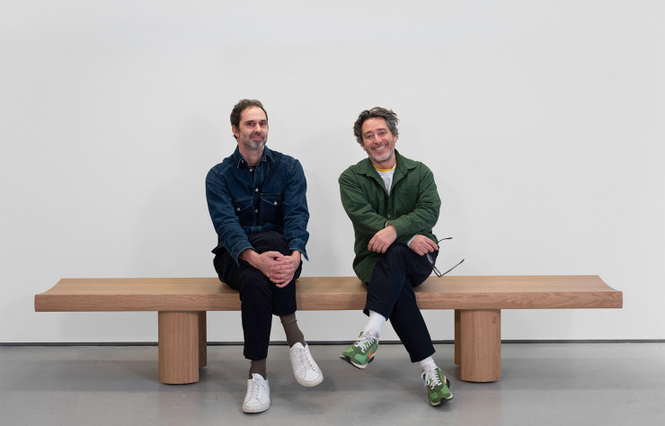 Edward Barber (à gauche) et Jay Osgerby investissent pour la première fois les espaces londoniens et parisiens de la Galerie Kreo avec « Signals », une exposition de leur nouvelle collection de luminaires.