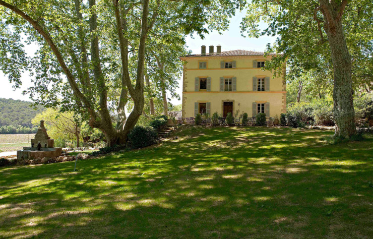 Le Château Mentone, situé entre le Verdon et le littoral, est une adresse hors du temps.