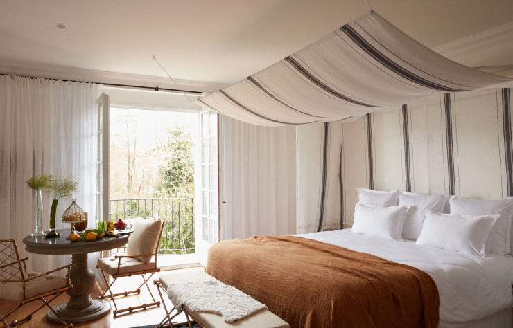 Les tentes accrochées au-dessus du lit font référence à celles que l'on trouve sur les plages basques.