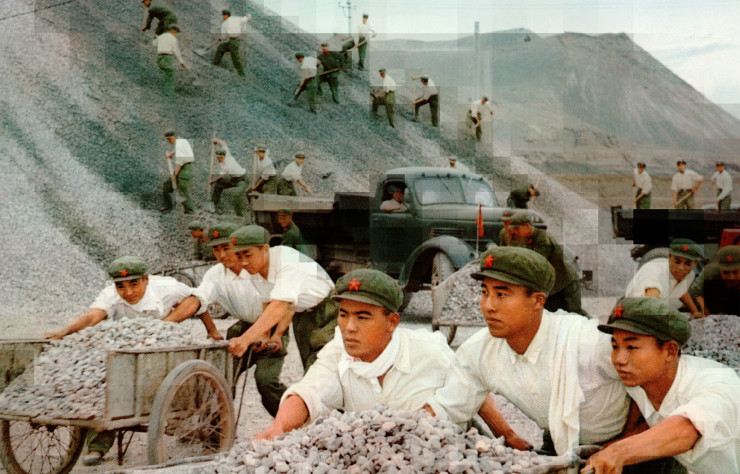La série « Tableaux chinois » (2019), aux effets pixellisés, est réalisée à partir de photos du magazine La Chine, diffusé en France entre 1950 et 1970.