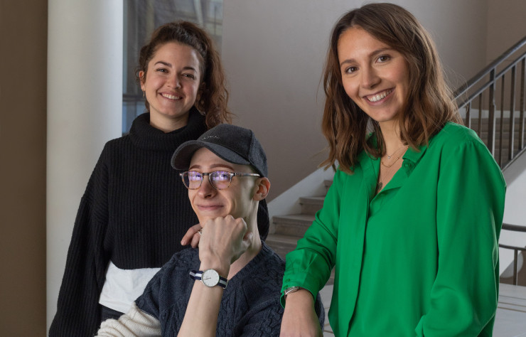 De gauche à droite, Lucille Poous, Julien Roos et Misia Moreau, trois des quatre designers lauréats du concours lancé par le Mobilier national, tous étudiants alors à l’Ensaama, dite Olivier de Serres, à Paris.